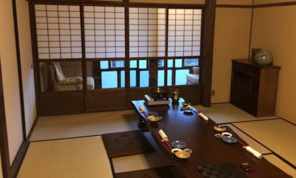 Dapur dengan tatami dan meja rendah